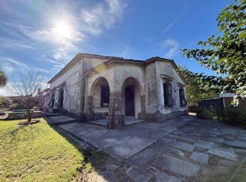 Casa · 219m² · 8 Ambientes · 1 Cochera · Venta Casa con Jardín 6 Dorm. Garage Peñarol