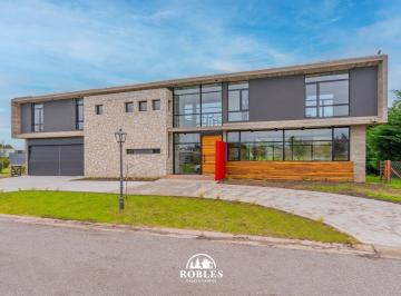Casa · 450m² · 5 Ambientes · Casa Estilo Moderno en El Barrio Privado Arenas del Sur