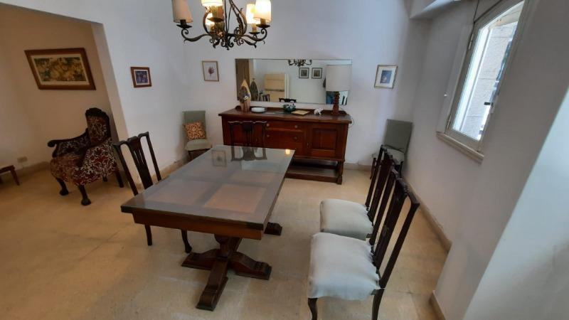 3 Ambientes a la calle, ventanal, planta baja. Con cocina separada y baño completo. Patio con lavadero.