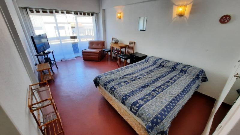 1 Ambiente a la calle, balcón saliente, muy luminoso. Con cocina separada y baño completo.