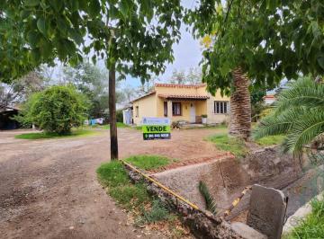 Casa · 130m² · 4 Ambientes · Terreno y Casa en Colonia Segovia
