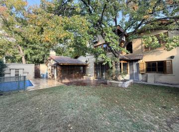Casa · 341m² · 10 Ambientes · 1 Cochera · Casa en Barrio Arizu Godoy Cruz Mendoza