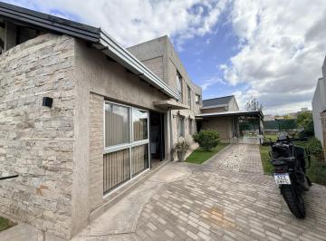 Casa · 247m² · 8 Ambientes · 3 Cocheras · Casa en Barrio Privado Olivos del Torreon en Maipu