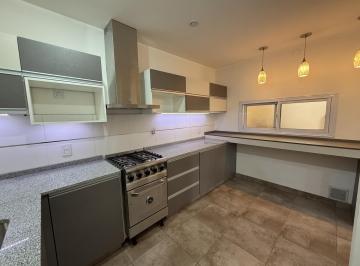 Casa · 240m² · 8 Ambientes · 1 Cochera · Casa en Venta 4 Dorm. y 3 Baños en Mendoza Capital