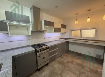 Casa · 240m² · 8 Ambientes · 1 Cochera · Casa en Venta 4 Dorm. y 3 Baños en Mendoza Capital