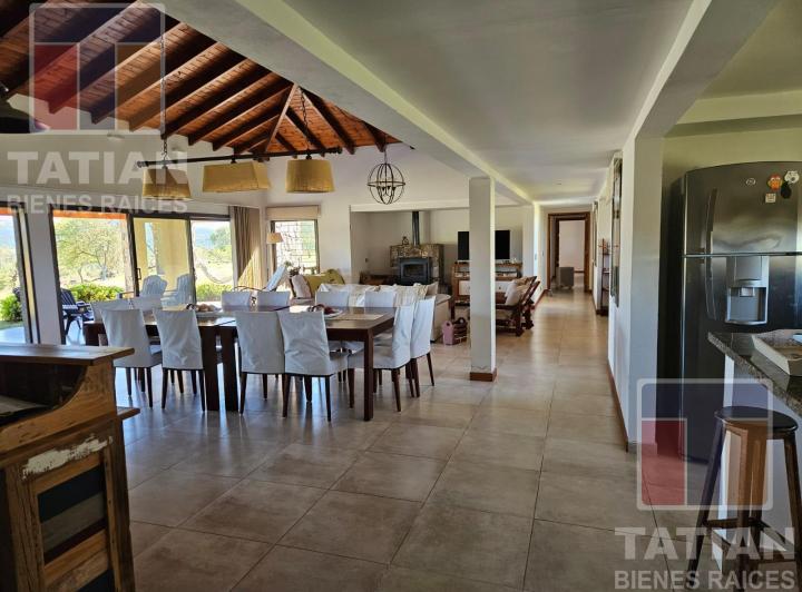 Casa · 400m² · 8 Ambientes · 1 Cochera