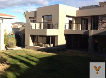 Casa · 564m² · 6 Ambientes · 3 Cocheras · Casa en Venta - 4 Dorm. 6 Baños - Cocheras - 1.224 m² - Godoy Cruz