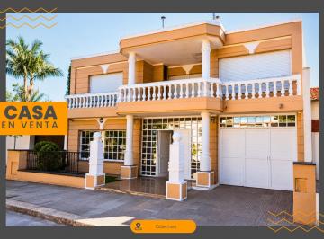 Casa · 306m² · 7 Ambientes · 2 Cocheras · Casa en Venta en Barrio Maipu - 3 Dorm., Pileta y 4 Baños