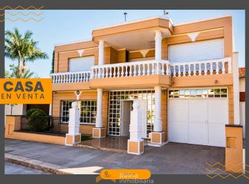 Casa · 306m² · 7 Ambientes · 2 Cocheras · Casa en Venta en Barrio Maipu - 3 Dorm., Pileta y 4 Baños