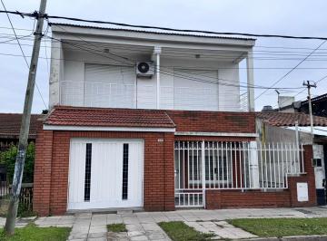 Casa · 150m² · 4 Ambientes · 1 Cochera · Chalet 4 Amb. C/quincho, R. de Escalada Apto Credito