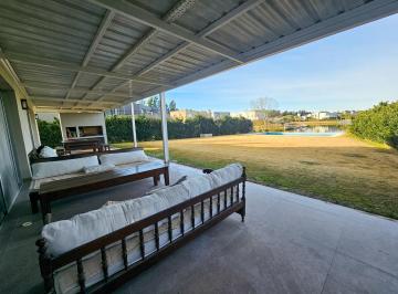 Casa · 300m² · 6 Ambientes · 2 Cocheras · Casa a La Laguna en Venta Barrio Cerrado La Comarca