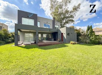 Casa · 224m² · 9 Ambientes · 5 Cocheras · Moderna Casa en Venta en Laguna del Sol | Lote Central