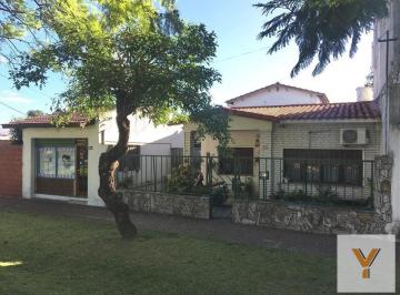 Casa · 207m² · 7 Ambientes · 2 Cocheras · Casa en Venta - 3 Dorm. 2 Baños - 393 m² - Zárate