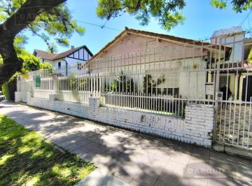 Casa · 449m² · 4 Ambientes · 2 Cocheras · Excelente Ubicacion de Adrogue