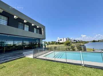 Casa · 290m² · 3 Dormitorios · 2 Cocheras · Carpinchos 950 Venta