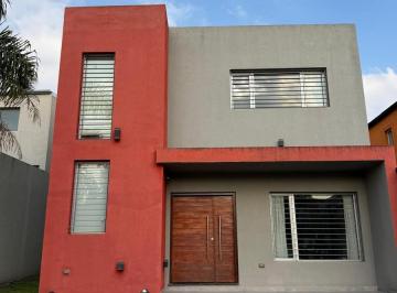 Casa · 155m² · 6 Ambientes · 1 Cochera · Casa con Pileta en B° Abierto Los Arenales