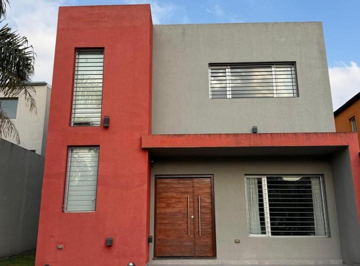 Casa · 155m² · 6 Ambientes · 1 Cochera