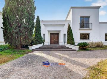 Casa · 740m² · 11 Ambientes · 3 Cocheras · Casa en Venta en Barrio La Colina Villa de Campo, Luján