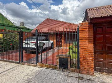 Casa · 225m² · 5 Ambientes · 2 Cocheras · Venta Casa 3 Ambientes Jardin + Dto 2 Amb. Permuta