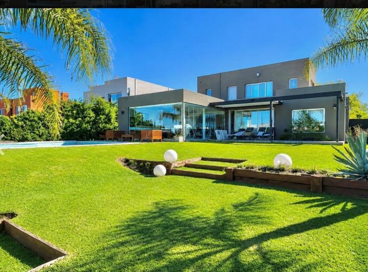 Casa · 180m² · 5 Ambientes · 2 Cocheras