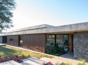 Casa · 320m² · 8 Ambientes · 2 Cocheras · Casa en Construcción en El Terrón con Cava y Estudio – Entrega Marzo 2026