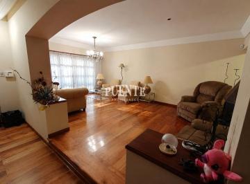 Casa · 260m² · 7 Ambientes · 3 Cocheras · Casa en Banfield Oeste