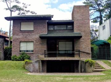 Casa · 225m² · 4 Ambientes · 1 Cochera · Casa en Venta - 3 Dorm. 2 Baños - 225 m² - Villa Gesell
