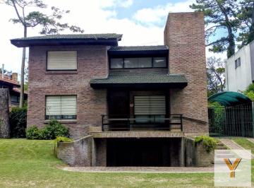 Casa · 225m² · 4 Ambientes · 1 Cochera · Casa en Venta - 3 Dorm. 2 Baños - 225 m² - Villa Gesell