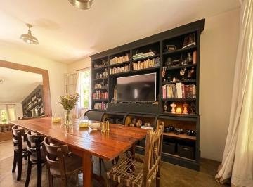 Casa · 220m² · 6 Ambientes · 5 Cocheras · Casa a La Venta en Las Chacras