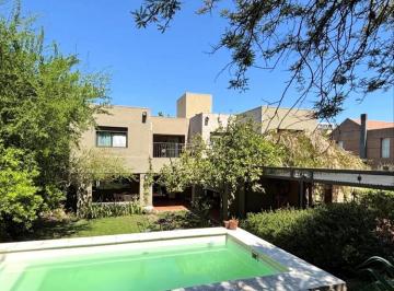 Casa · 390m² · 8 Ambientes · 2 Cocheras · Casa de Categoría en Estancia Q2 – 3 Dorm., Doble Altura y Gran Jardín
