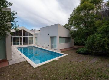 Casa · 600m² · 6 Ambientes · 2 Cocheras · Casa en Estancia Q2 600 m² en 1 Planta – 5 Dorm., Pileta y Depto Independiente