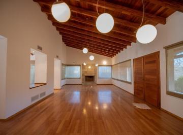 Casa · 600m² · 6 Ambientes · 2 Cocheras · Casa en Estancia Q2 600 m² en 1 Planta – 5 Dorm., Pileta y Depto Independiente