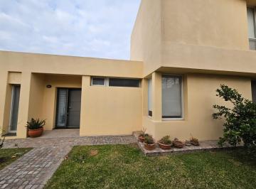Casa · 107m² · 4 Ambientes · 3 Cocheras · Casa en Funes