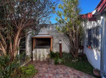 Casa · 161m² · 4 Ambientes · 1 Cochera · Vta Casa Multifamiliar en Caseros