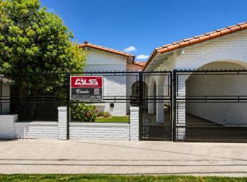 Casa · 299m² · 4 Ambientes · 1 Cochera · Casa 3 Ambientes - 3 Dorm. - Cocina - 2 Baños - Departamento - Ituzaingó Sur