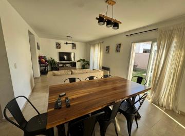 Casa · 110m² · 5 Ambientes · 2 Cocheras · Alquiler – Dúplex de 3 Dorm. con Pileta y Cochera Para 2 Autos en Barrio El Oasis