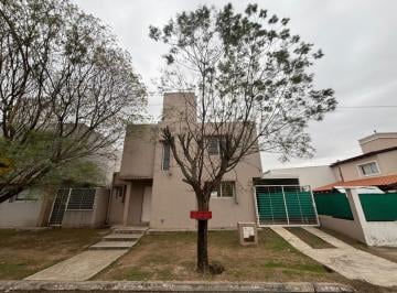 Casa · 110m² · 5 Ambientes · 2 Cocheras · Alquiler – Dúplex de 3 Dorm. con Pileta y Cochera Para 2 Autos en Barrio El Oasis