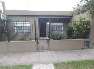 Casa · 93m² · 3 Ambientes · 1 Cochera · Casa en Venta - 2 Dorm. 1 Baño - Patio y Parrilla - 93 m² - Quilmes Oeste