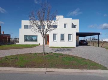 Casa · 270m² · 5 Ambientes · 1 Cochera · Casa en Alquiler - 4 Dorm. 4 Baños - Escobar