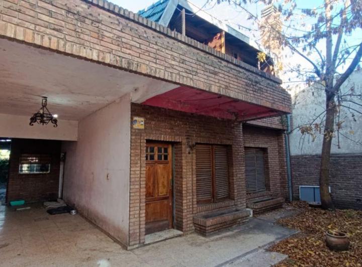Casa · 200m² · 5 Ambientes · 2 Cocheras
