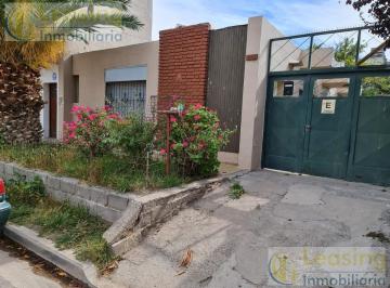 Casa · 104m² · 5 Ambientes · 2 Cocheras · Casa - Confluencia