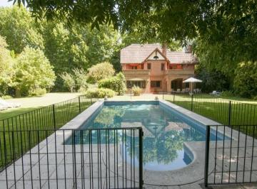 Casa · 330m² · 7 Ambientes · 2 Cocheras · Casa con Gran Jardin y Pileta - Lomas Schoenstatt