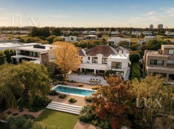 Casa · 600m² · 6 Ambientes · 2 Cocheras · Casa en Venta en El Barrio El Golf, Nordelta, Tigre