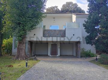 Casa · 255m² · 5 Ambientes · 2 Cocheras · Casa en Alquiler en Fincas de Iraola I