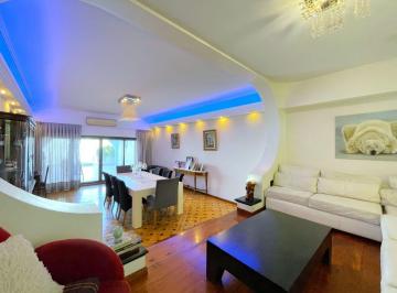 Casa · 430m² · 6 Ambientes · 3 Cocheras · Venta Casa Premium de 6 Ambientes con Pileta y Cochera Para 3 Autos en Villa Devoto