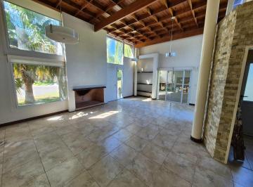 Casa · 142m² · 4 Ambientes · 5 Cocheras · Venta Casa 4 Ambientes con Piscina Barrio Privado El Aromo