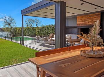 Casa · 400m² · 7 Ambientes · 2 Cocheras · Casa en Venta y Alquiler Anual 5 Suites en Santa Bárbara, a La Laguna Central, Orientación Norte