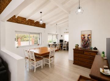 Casa · 220m² · 7 Ambientes · 2 Cocheras · Casa en Venta Sicardi 4 Dorm. Patio y Pileta