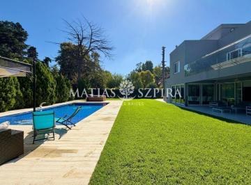 Casa · 360m² · 5 Ambientes · 3 Cocheras · Casa en Venta La Tradicion