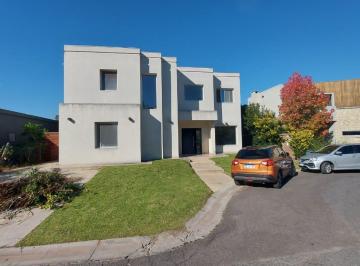 Casa · 190m² · 5 Ambientes · 2 Cocheras · Casa en Barrio Cerrado La Damasia Lote Interno